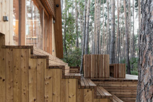 Dřevěná schodištová terasa - Rekreační chata v oblasti Tomky