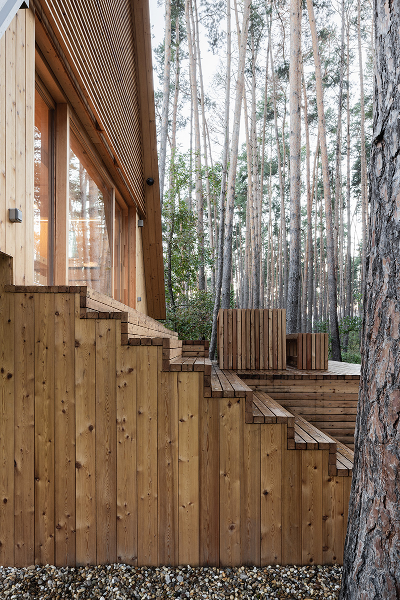 Dřevěná schodištová terasa - Rekreační chata v oblasti Tomky