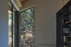 Okna s výhledmi - Rustikální dům v Kanadě