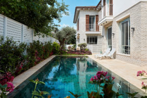 Bazén se zahradou - Světlý rodinný dům v Izraeli