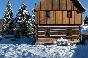 Exteriér v zimě - Dřevěná chalupa v Chřibské