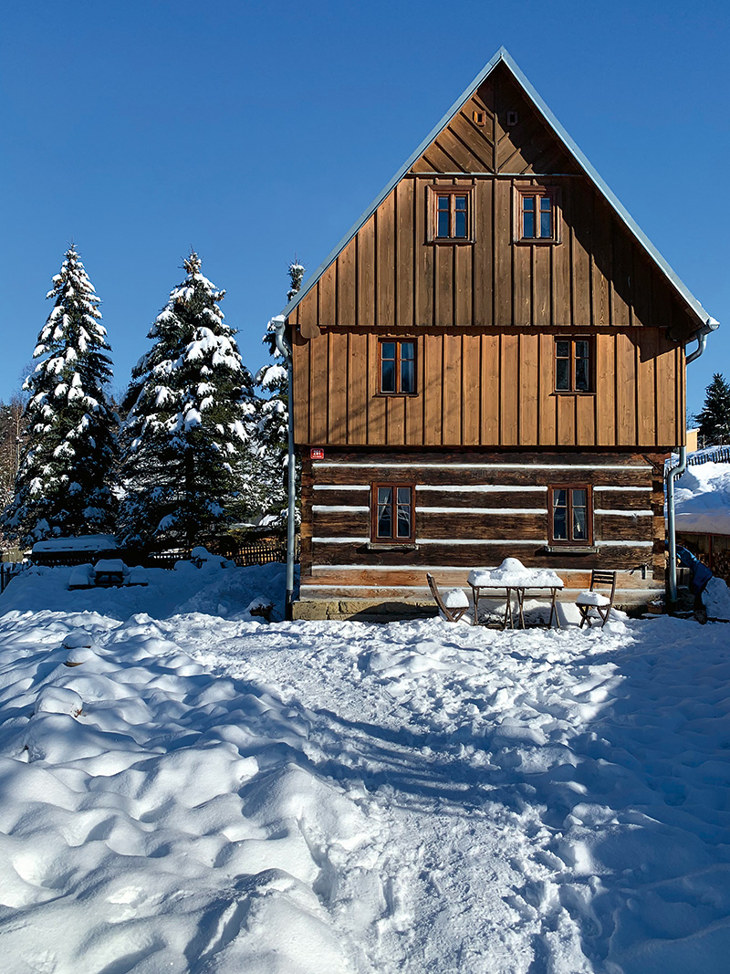 Exteriér v zimě - Dřevěná chalupa v Chřibské