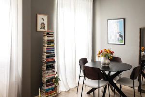Uložení knih v interiéru - Eklektický byt Elisy Serrano