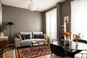 Tmavší šedá barva na stěně - Eklektický byt Elisy Serrano
