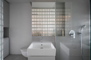 Koupelna - Byt s luxferovými stěnami v Praze