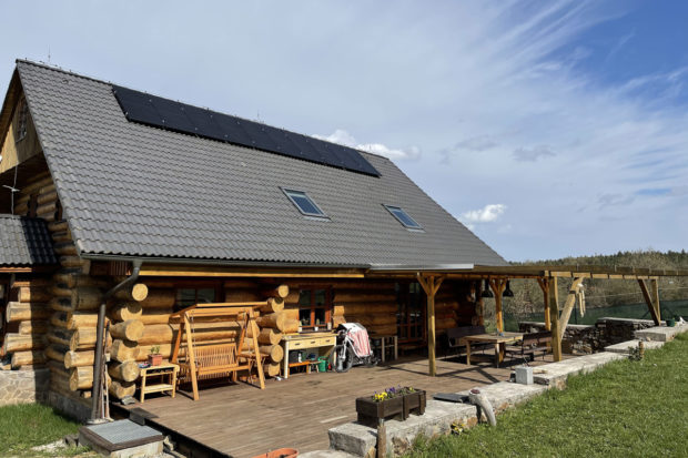 Fotovoltaické panely na střeše srubu