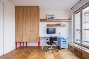 Pracovna - Barevný byt v Praze