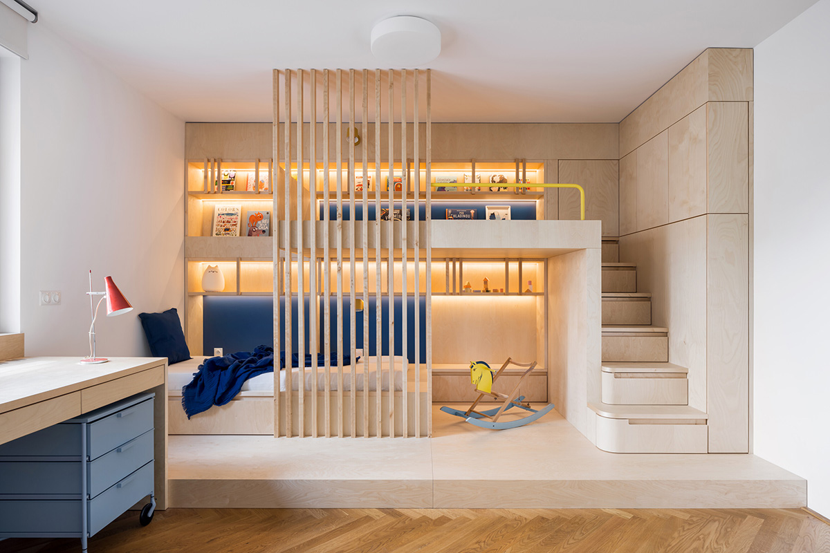 Multifunkční nábytek v dětském pokoji - Barevný byt v Praze
