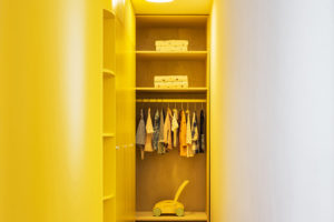 Žlutý šatník - Barevný byt v Praze