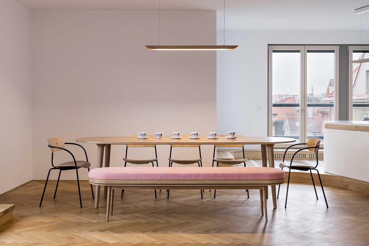 Jídelní stůl s lavicí - Barevný byt v Praze