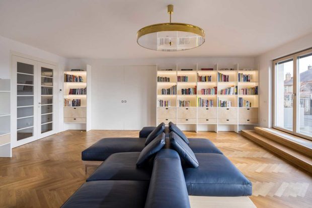 Prostorný obývací pokoj - Barevný byt v Praze