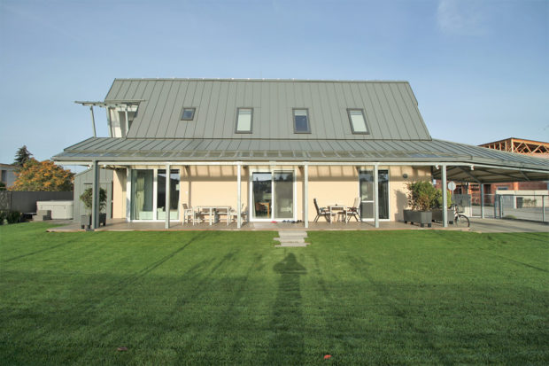 Architekt naklonil horní podlaží domu, aby slunce a jeho energie měly snazší cestu dovnitř