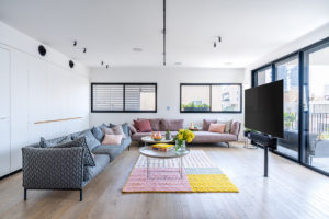 Obývací pokoj - Vzdušný městský byt v Izraelu