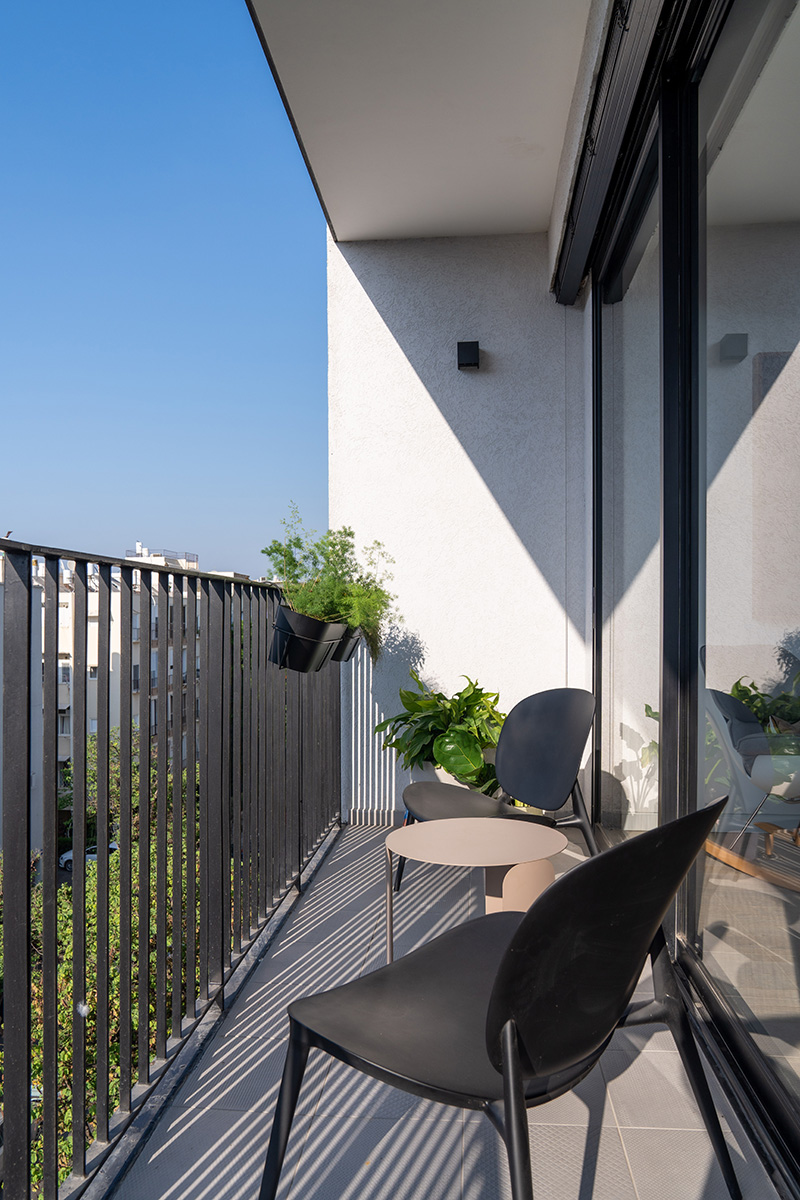 Dlouhý a úzký balkon - Vzdušný městský byt v Izraelu