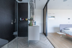 Koupelna v ložnici - Vzdušný městský byt v Izraelu