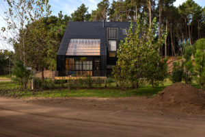 Moderní dům uprostřed lesa šetří i díky zimní zahradě