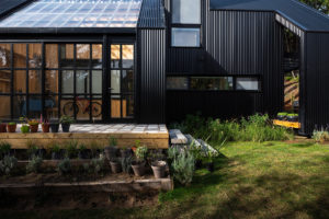 Zimní zahrada - Moderní třipodlažní dům v Argentině