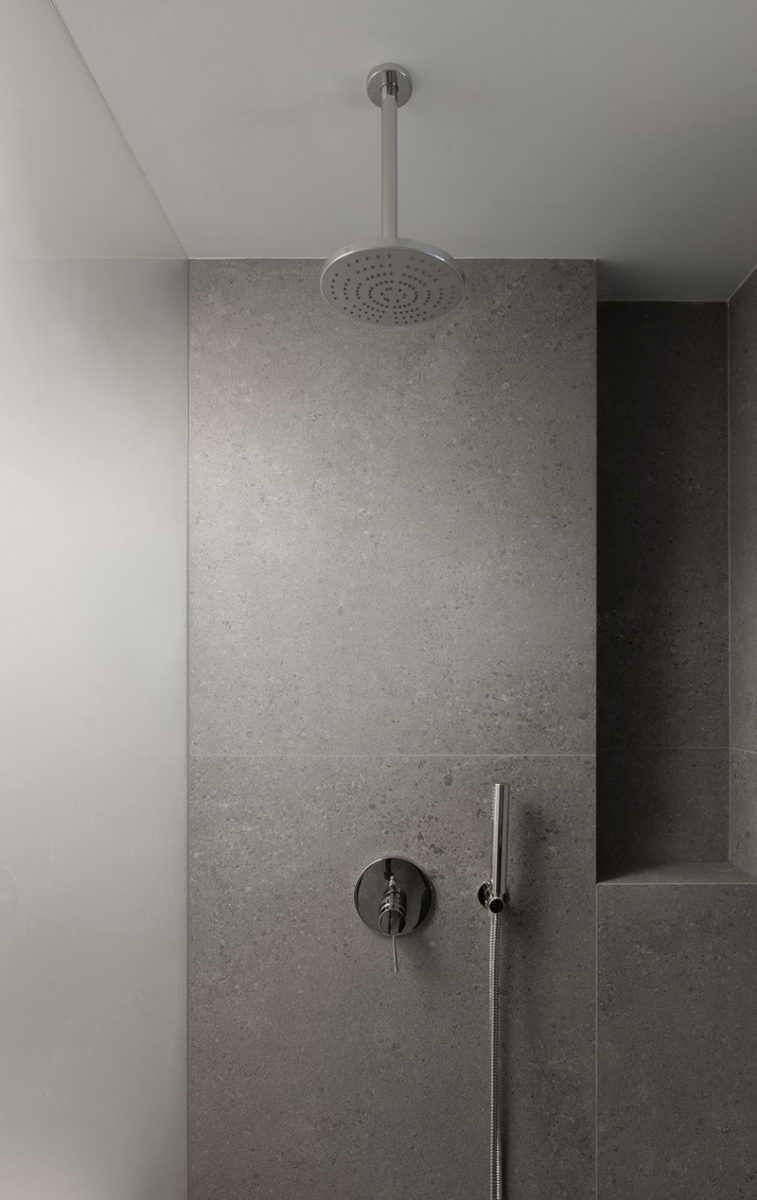Sprcha - Proměna přízemí domu v Liptovských Sliačích