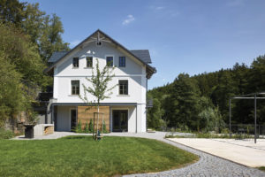 Bílý dům se zeleným trávníkem -Tauhaus