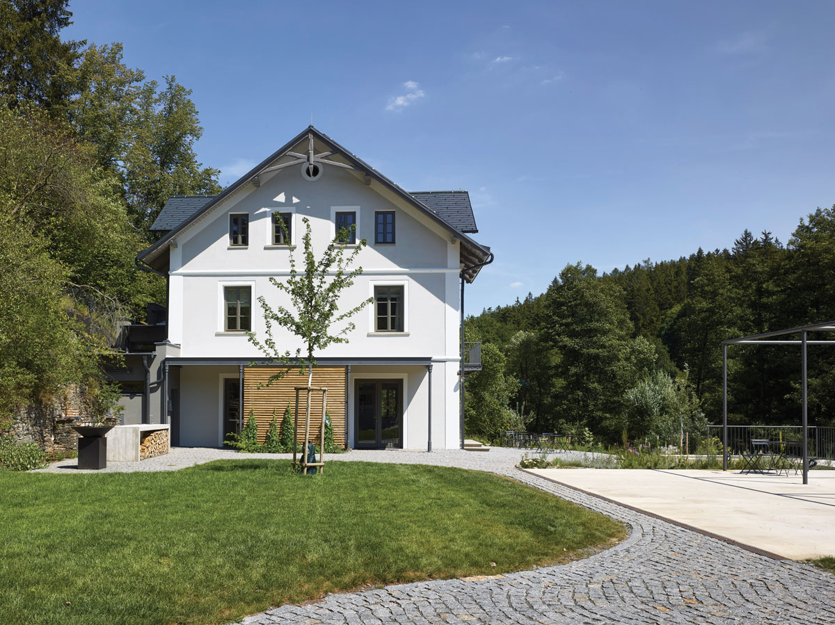 Bílý dům se zeleným trávníkem -Tauhaus