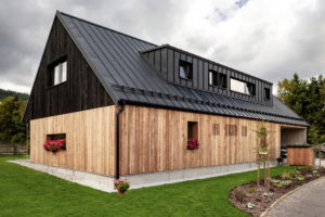 Dřevostavba s černou střechou - Moderní dřevostavba