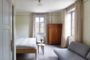 Ložnice s nočním stolkem a gaučem -Tauhaus