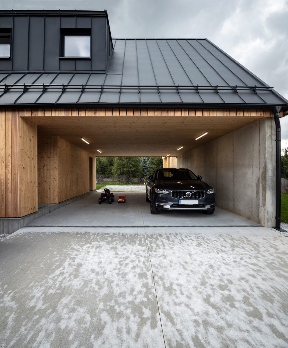 Černé auto zaparkované v garáži -Moderní dřevostavba