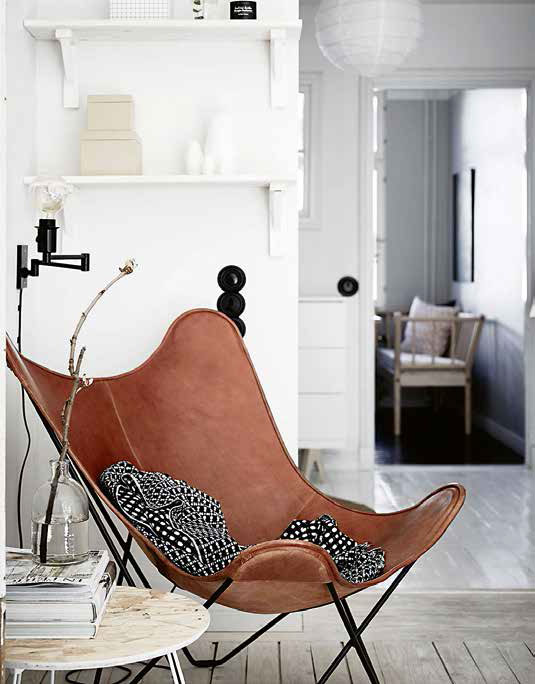 Obývací pokoj s koženým křeslem.