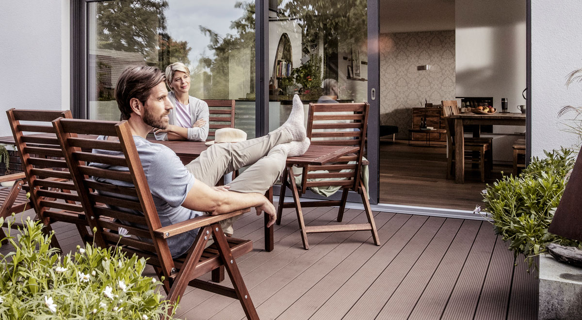 Muž a žena sedící na verandě- REHAU