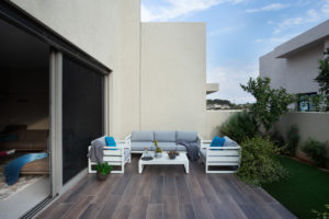 bílý nábytek na terase-dům praktických řešení