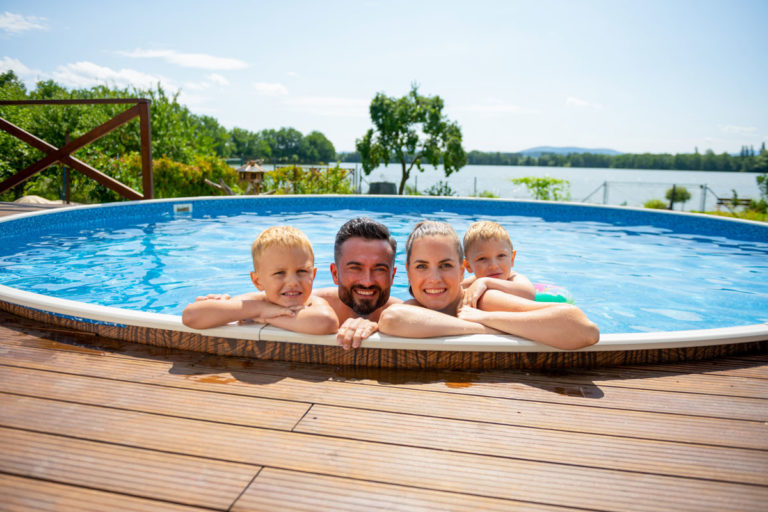 Nejlepší léto je, když … panuje Azuro! Aneb poznejte kouzlo nejoblíbenějších rodinných bazénů v Česku