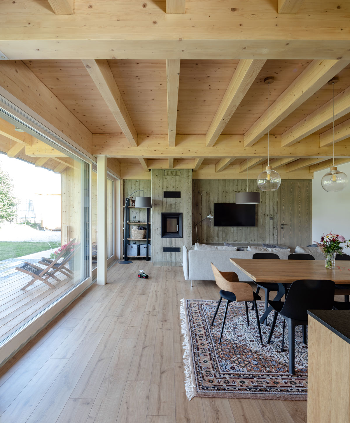 Obývací pokoj s pohovkou a televizí -Moderní dřevostavba