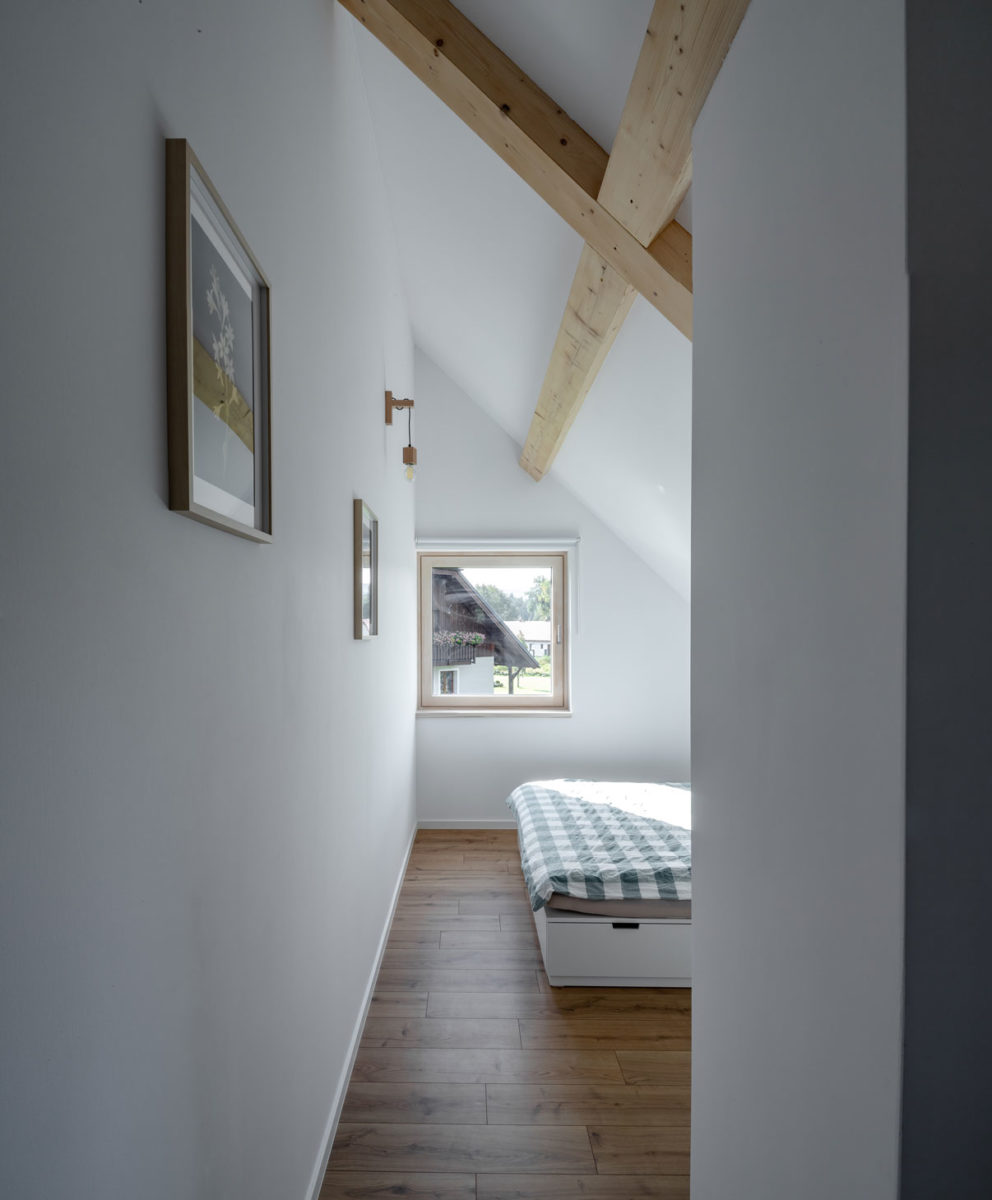 Pohled z chodby do ložnice - Moderní dřevostavba