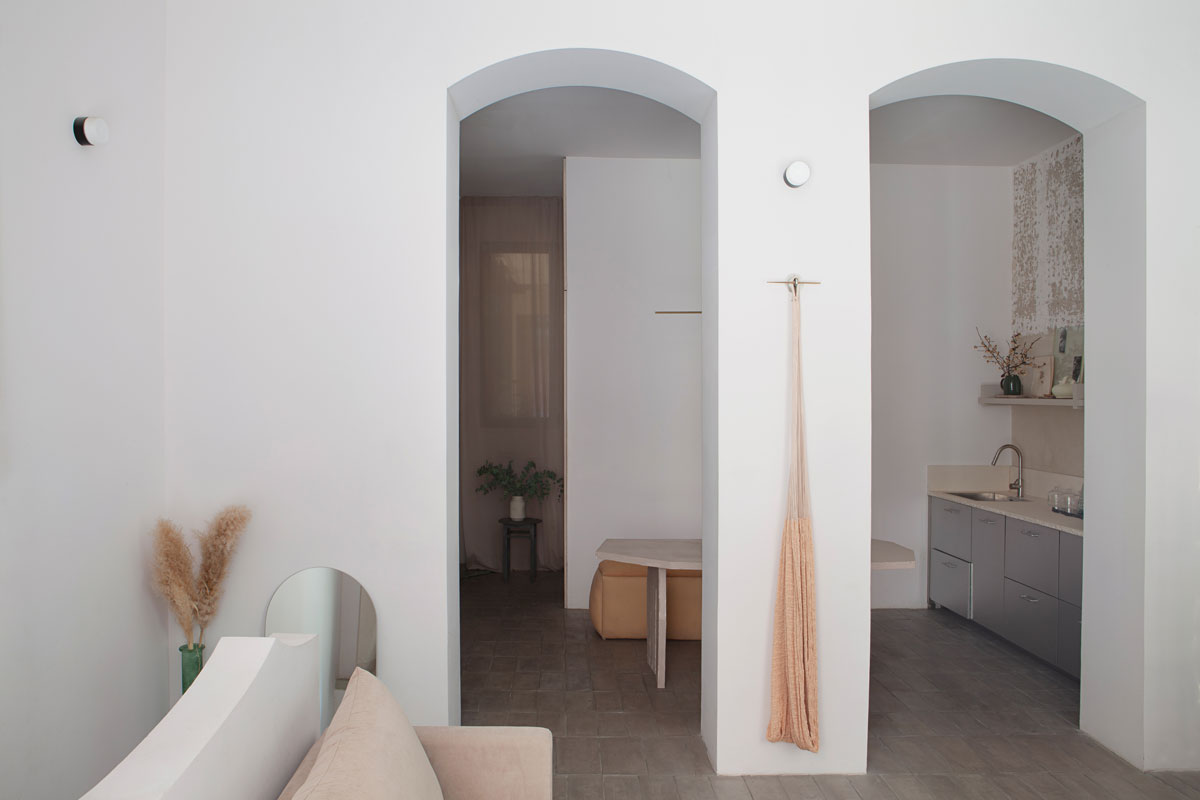 Obývací pokoj se dvoumi vstupy do ostatních místností -Casa Olivar