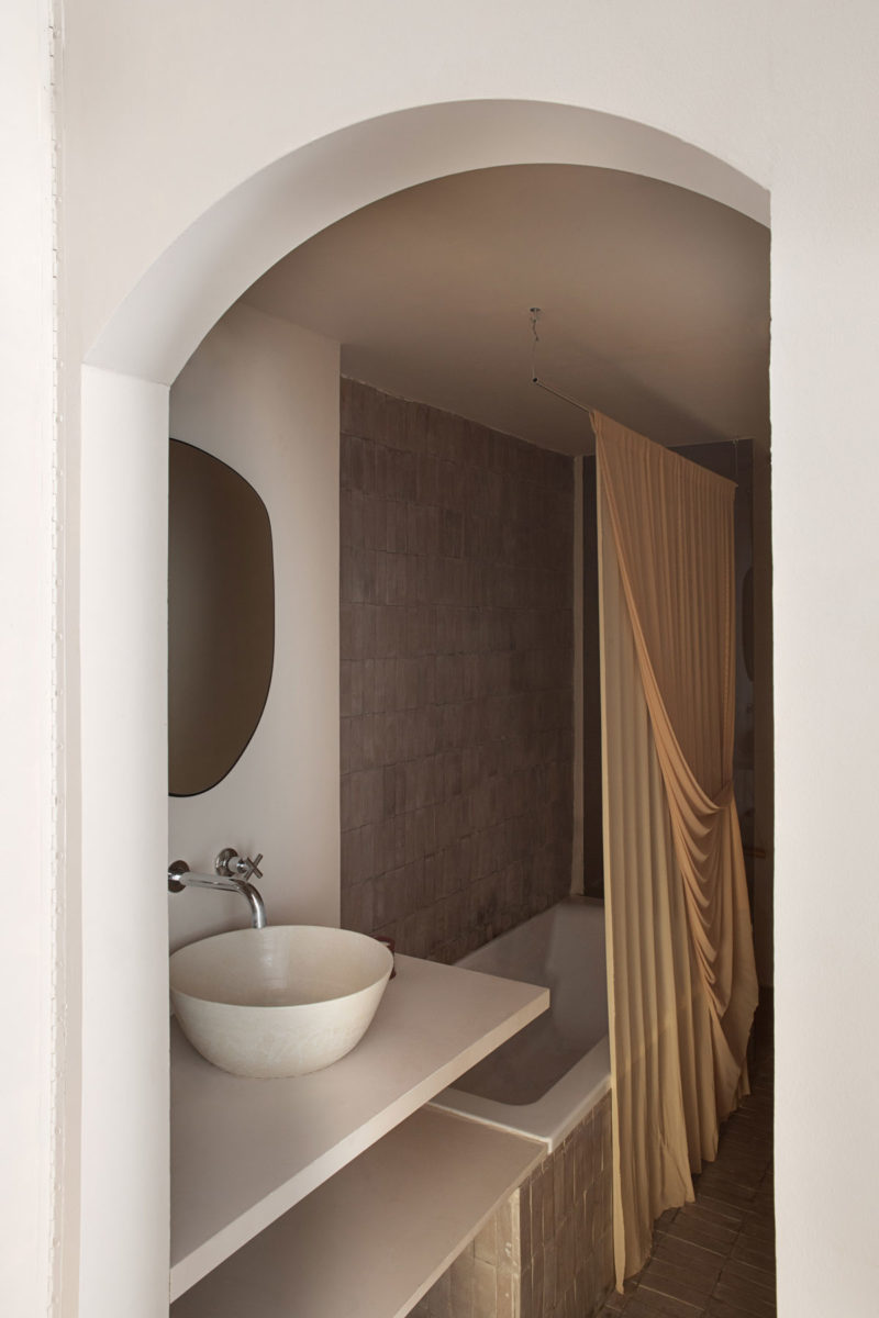 Pohled do koupelny se sprchovým závěsem - Casa Olivar
