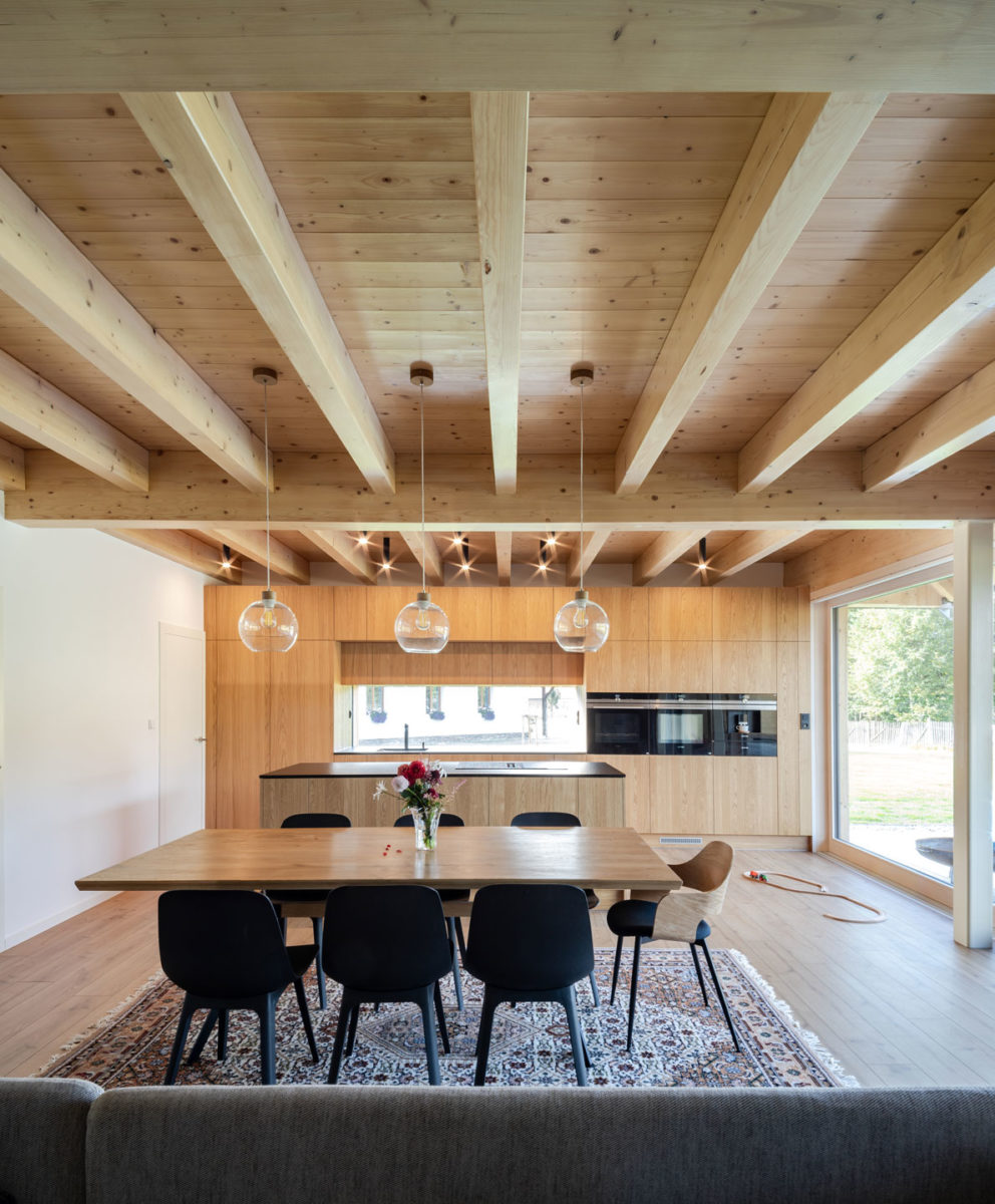 Kuchyně v rustikálním stylu spojená s jídelnou - Moderní dřevostavba