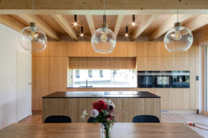 Kuchyně v rustikálním stylu spojená s jídelnou - Moderní dřevostavba