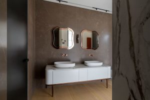 Koupelna s kulatým zrcadlem -Ritiny zahradyRitiny zahrady