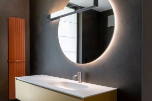Koupelna s kulatým zrcadlem -Ritiny zahrady