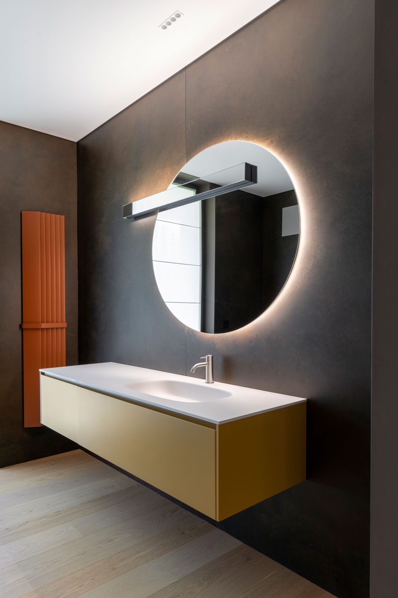 Koupelna s kulatým zrcadlem -Ritiny zahrady