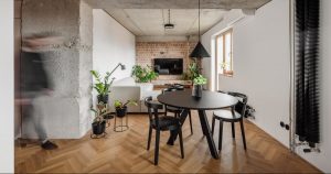 Odvážná proměna bytu v historickém domě: Cihlové stěny a betonový strop jsou součástí interiéru