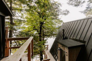 Svažitý terén - Áčková chata u jezera v Kanadě