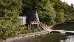 Exteriér - Áčková chata u jezera v Kanadě