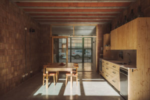 Kuchyně ze dřeva -Bateriový dům