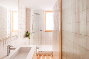 Koupelna s umyvadlem a sprchovým koutem -Rekonstrukce starého bytu