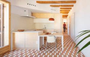 Rekonstrukce starého bytu odpovídá na otázku, jakého efektu se dá v interiéru dosáhnout sjednocením podlah a materiálů