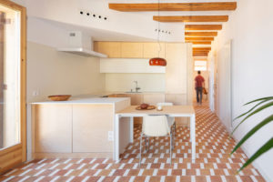 Kuchyně s dřevěnými rámy - Rekonstrukce starého bytu