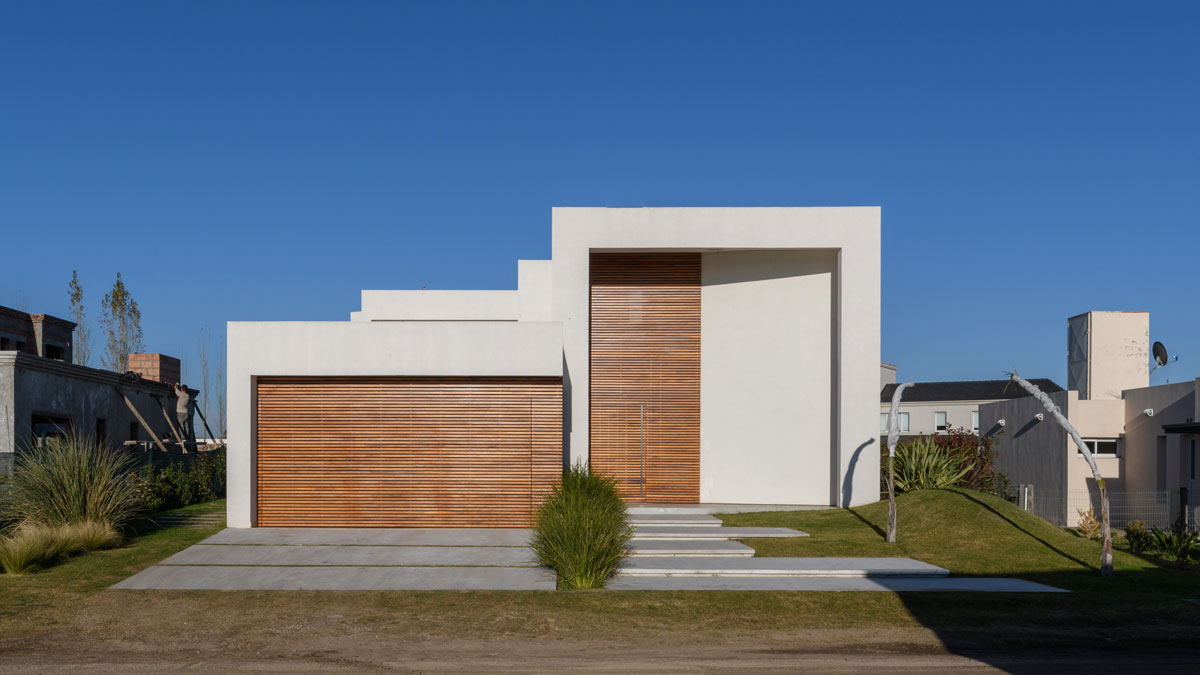 Fascinující souhra minimalismu s dřevěnými prvky v interiéru