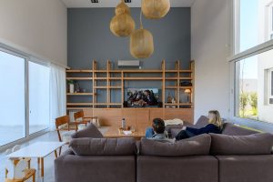 Obývací pokoj s dřevěnou stěnou-RZ House
