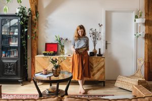 Žena si prohlíží časopis -Podkrovní byt